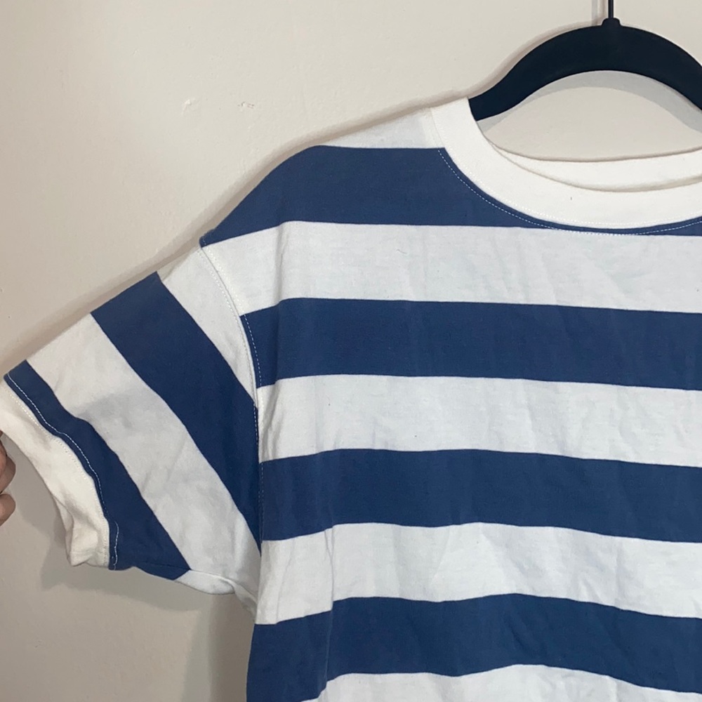 🪼Blue and White striped short sleeved crop top!